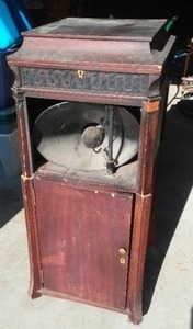 lot 731 image: Edison Vintage Phonograph in Wood Cabinet.