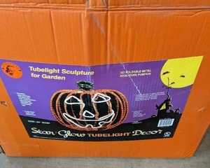 lot 175 image: 3D foldable metal tube light Pumpki...
