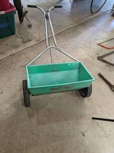 lot 178 image: Red Devil lawn spreader...