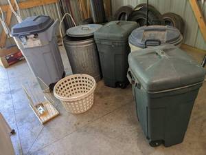 lot 187 image: 5 garbage cans, wire basket for und...