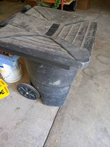 lot 237 image: Large Ameri-Kart garbage can with w...