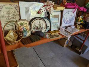 lot 269 image: Pictures, home decor, grandma sign ...