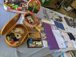 lot 214 image: Sewing lot includes thread, basket ...