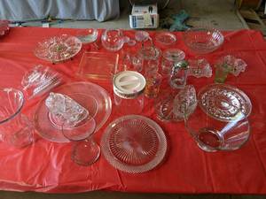 lot 218 image: Large crystal lot, Pyrex square dis...