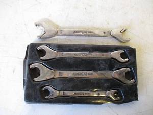 lot 30 image: Lot of 4 wrenches