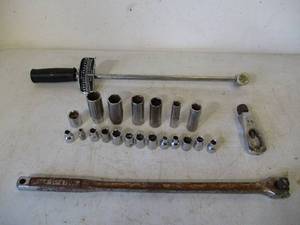 lot 43 image: Lot of Tools Metric Sockets- Craftsman Breaker Bar, 12 Torque Bar
