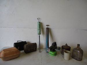 lot 113 image: Miscellaneous Garage Items Dusters & Sprayers.