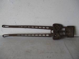 lot 118 image: Antique Heavy Cast Iron Cattle Dehorner. MX 1202.