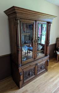 lot 1 image: Gorgeous Antique Display CabinetHutch