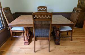 lot 2 image: Beautiful Vintage Dining Set