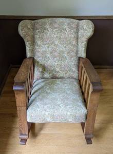 lot 3 image: Vintage Oak Rocking Chair