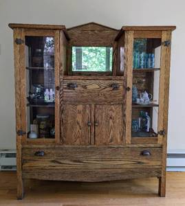 lot 5 image: Lovely Vintage Oak Display Hutch