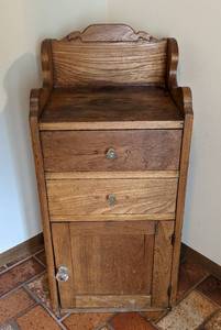 lot 7 image: Petite Vintage Wood Cabinet