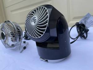 lot 64 image: 2 Small Desk Fans