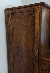 lot 9 image: Vintage Oak Armoire