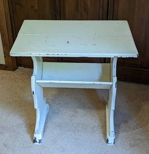 lot 11 image: Vintage Painted Wood Side Table