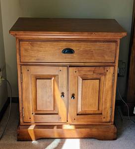 lot 13 image: Queen Cherry Wood Bedframe and Nightstands