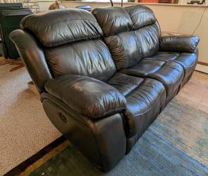 lot 17 image: Black Leather Reclining Sofa