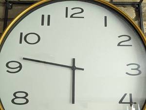 lot 21 image: Large Metal Wall Clock