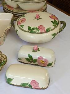 lot 30 image: Franciscan Desert Rose Servingware