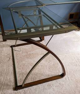 lot 39 image: Glass Topped L-Shaped Desk