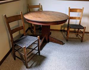 lot 78 image: Vintage Oak Table and Chairs