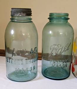 lot 80 image: Assorted Vintage Jars