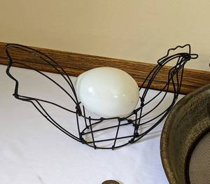 lot 81 image: Decorative Vintage Housewares