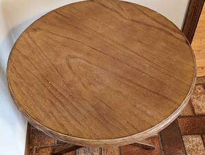 lot 86 image: Round Oak Accent Table