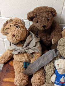 lot 90 image: Assorted Vintage Teddy Bears