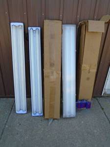 Qty of 4 florecent lights. 2 look like outdoor use. As shown.
