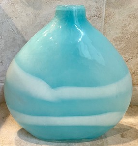 lot 25 image: Art Glass Fish and a Terrific Turquoise Vase