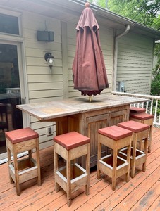 lot 10 image: Outstanding Outdoor Patio Bar Set with 6 Stools and an Umbrella
