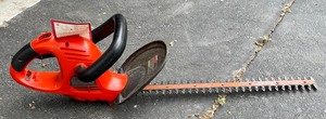 lot 72 image: Black and Decker 22 Trimmer