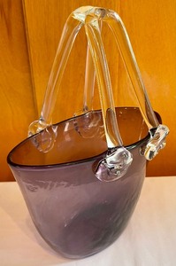 lot 86 image: Design Society Art Glass Purse