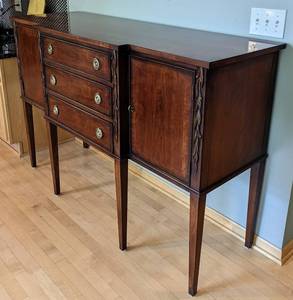 lot 5 image: Beautiful Henredon SideboardBuffet