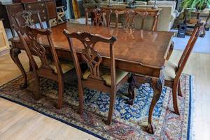 lot 6 image: Gorgeous Henredon Dining Table Set