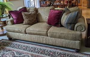 lot 9 image: Henredon Down Filled Sofa