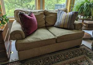 lot 10 image: Henredon Down Filled Loveseat