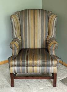 lot 16 image: Henredon Folio Collection Armchair