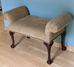 lot 21 image: Petite Entryway Bench