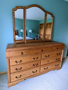 lot 36 image: Lovely Mirrored Dresser