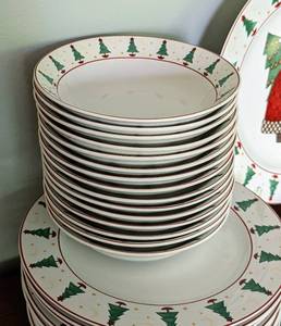 lot 51 image: Sakura Magic of Santa Dish Set