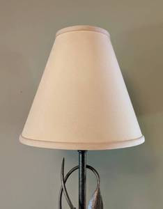 lot 57 image: Pretty Leaf Table Lamp