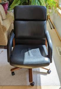 lot 72 image: Black Rolling Office Chair