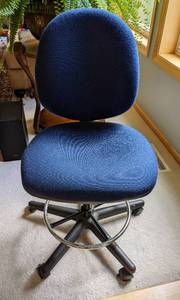 lot 73 image: Blue Rolling Office Chair