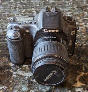 lot 76 image: Sony EOS 20D Digital SLR Camera and Zoom Lens