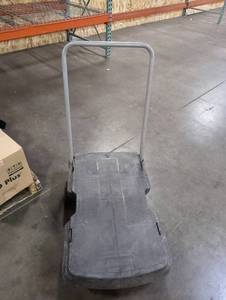 lot 847 image: Rubbermaid Small Warehouse Cart with Folding Handle