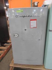 lot 29 image: Frigidaire 3.2 cu. ft. Retro Mini Fridge in Moonbeam Silver without Freezer, EFR376-MOONBMCM - In Good Working Condition.