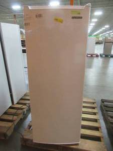 lot 34 image: Thomson Upright Freezer 6.5 cu. ft., TFRT690 - Scratch and Dent - In good working condition.